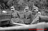 Hans Kreysing og andre høytstående offiserer inspiserer en Sd.Kfz