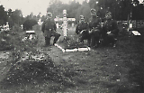 Tyske soldater ved grava til Friedrich Buck