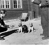 Helmut Weinreich sammen med skvadronens maskotter