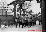 Hirdens bedriftsvern marsjerer over den Gamle Bybro