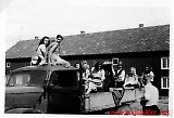 Sandvika 1943 - Klar til fest - jentene kommer