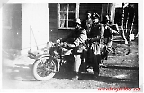 Tyskere på en britisk Royal Enfield motorsykkel. 