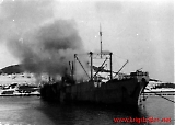 C.A Larsen brenner etter å ha blitt bombet i Kåfjorden 1943