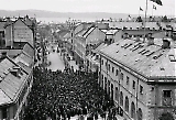8. mai 1945 - Folkeansamling utenfor Adresseavisens kontor i Trondheim