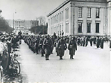 Tyske soldater marsjerer ned Karl Johan
